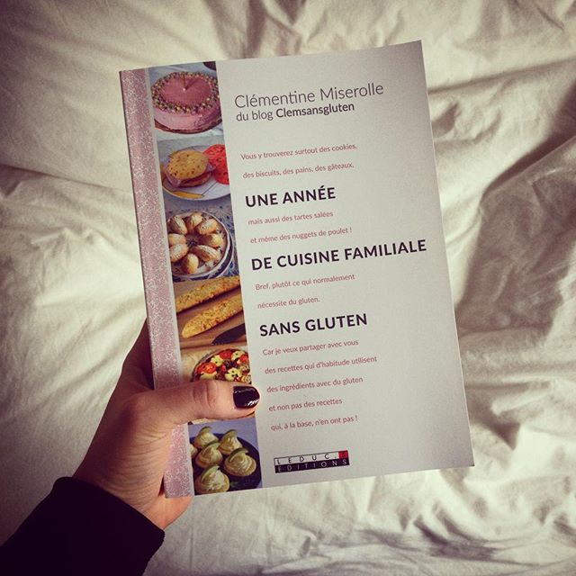 Ca y est @clemsansgluten a désormais son livre sur la cuisine familiale sans gluten ! ✨💫👏🏻Bravo bravo ! 🎉 J'ai l'impression de t'avoir devant moi quand je lis tes explications sur le sans gluten et toutes recettes aux farines multiples ! ☺️ Nice work!  #sansgluten #glutenfree #cookbook #paris #livredecuisine