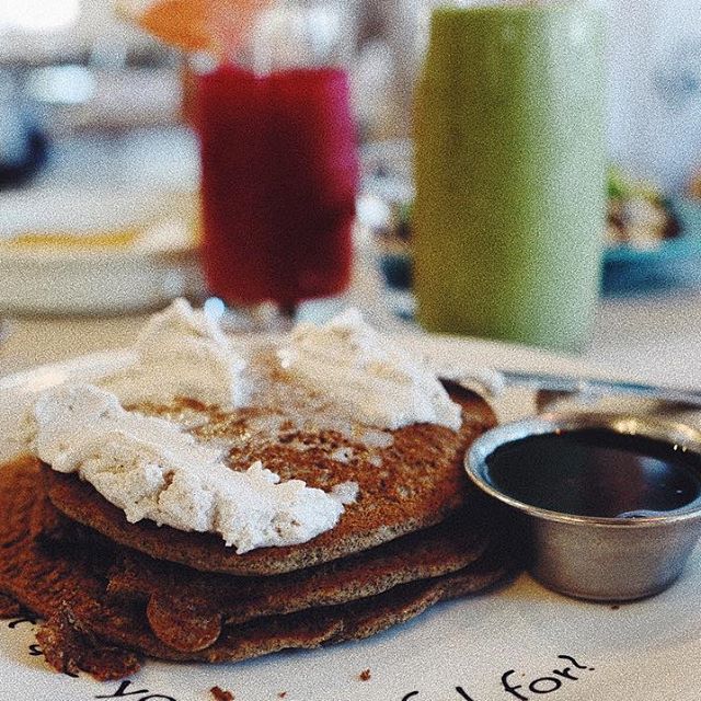 Nom nom those pancakes! 😱 you'll find my gluten free guide of Los Angeles on @schaerglutenfree 's blog today!! (as a preview of a larger travel guide which i'm working on 😉)